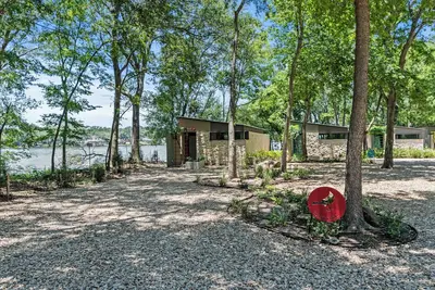 Image de Welcome to The Cardinal Cottage at Sunrise Point 🌅<br><br>Escape to the serene beauty of Cedar Creek Lake in the Cardinal Cottage, where modern design meets nature's tranquility. Whether you're here to unwind, get active, or simply enjoy some epic l
