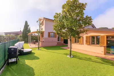 Image de Independent villa free on 4 sides with an annex 1. 2 km from the Sea