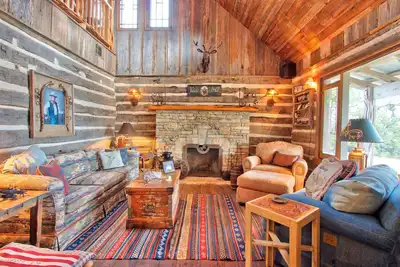 Image de Log Cabin at Old Glory Ranch | Take a trip back in time!