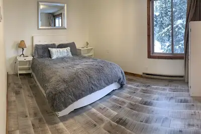 Image de Cozy, Scenic Condo, 1 Minute Walk to the Village