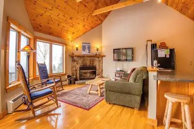 Image de Rock Pond Condo 77 - Ski in Ski out Cozy Condo at Saddleback