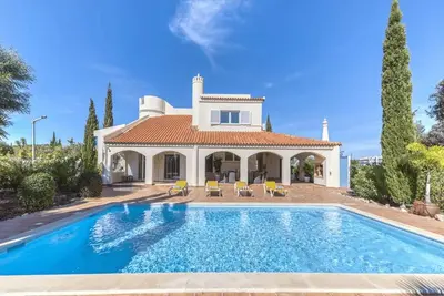 Image de Excellent Algarve Villa | 4 Bedrooms | Villa Bodo Prestige | Great Pool Area & Close to Amenities | Carvoeiro