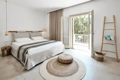 Image de Suite de luxe Milos | Suite supérieure | 1 chambre | Intérieur bien meublé | Adamanta