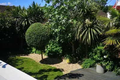 Image de Japanese Tree Cottage with Large Hot Tub