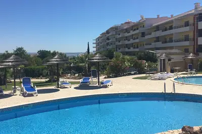 Image de Close to town, spacious & comfortable apartment has a lovely pool and gardens!