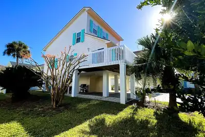 Image de Beautiful home with pool. See notes about heated pool season.
