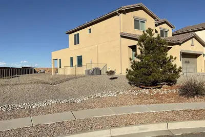 Image de 60% Off April 1-May31. Beautiful, private, safe house close to casino & golf.