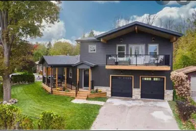 Image de Cozy Upstairs Suite- 2 bedroom Unit with Balcony