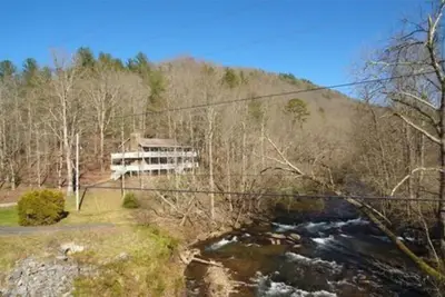 Image de Hiawassee Rapids Lodge 4/4 with a hot tub overlooking the river rapids