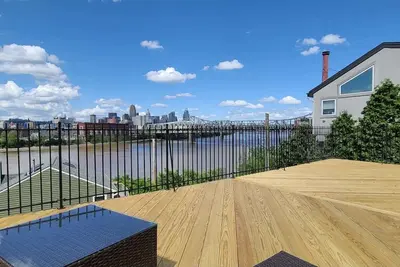 Riverfront Oasis: 5 Min to Dt Cincinnati