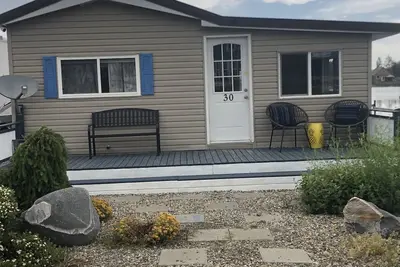 Image de Water Front Cottage near Waterton (30 min)