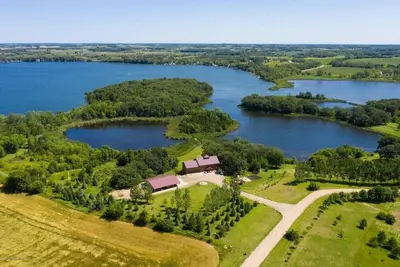 Image de The Gathering Lodge is a relaxing, private log house with a stunning view.