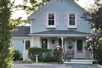 Island Jewel, pristine historic cottage, close to Old Harbor, 3 bed/1. 5 bath