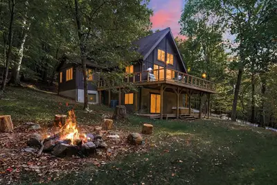 Image de Cozy Cabin w\/Fire Pit, Hot Tub, Deck, & Pool Table