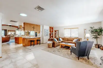 Image de Spacious, family-friendly home w/ a gourmet kitchen, multiple decks, & free WiFi