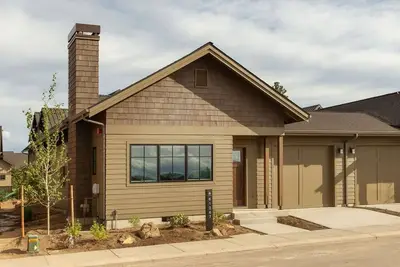 Image de Adorable Bend 2 bd cottage ~ resort amenities ~ private hottub ~ 24-hr staff ~🐶