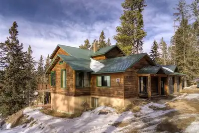 Image de Lost Camp Lodge just a few blocks from Terry Peak