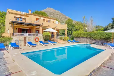 Image de Villa Luis Vives avec vue sur la montagne, Wi-Fi, jardin, balcon, terrasses et piscine