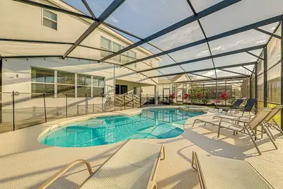 Image de Stunning 6 bed with modern decor, south facing pool and spa overlooking water