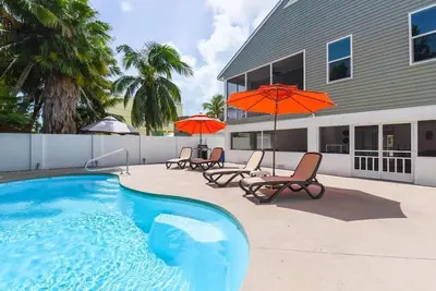 Image de Private 2 Master Bedroom Suits, Sleeps 6, Heat/Chiller Pool, Quiet Neighborhood