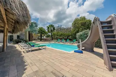 Spacious Modern Condo 3br3ba w/ Pool 5min to Beach