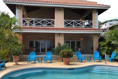 Image de Beachfront 1 Bedroom Apartment on Courland Bay with Salt Water Pool.