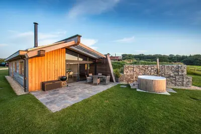 Image de Bramble is an eco retreat with a wood fired hot tub