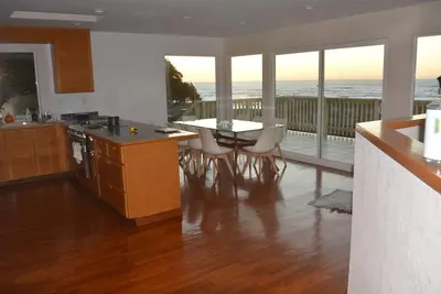 Image de Oceanfront 5-bedroom vacation home just 25 minutes from San Francisco Bay