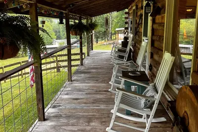 Lovely cabin on 136acre, 13 Miles from North Asheville. 6 miles from Br Parkway
