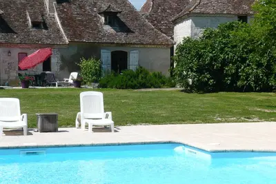 Image de gite de luxe pour couples adultes, paisable, vues dégagées, large piscine