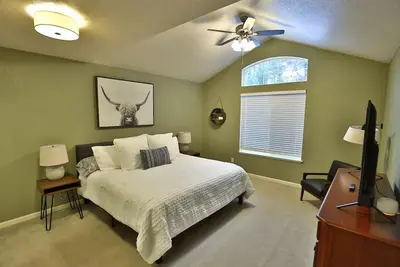 Image de Unwind with family and friends, work remotely, or explore the outdoors; minutes from downtown.