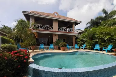 Image de Beachfront 2br Family Apartment  Courland Bay, Saltwater Pool & Panoramic Views\n
