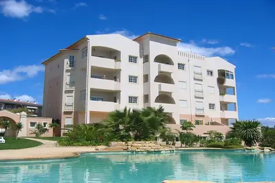 Image de Peaceful 2 Bedroom apartment w/ Amazing Sea Views + Infinity pool + Tennis court