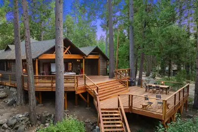 Image de Almost Heaven! A charming cabin on the creek walk to town with spa