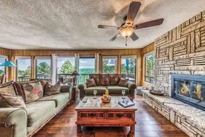 Image de A-Frame of Mind w/ hot tub & amazing views!