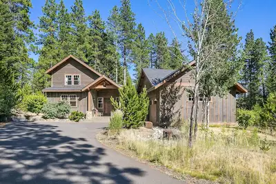 Image de Privacy and Luxury! Fantastic outdoor living space. Hot Tub and Game Room