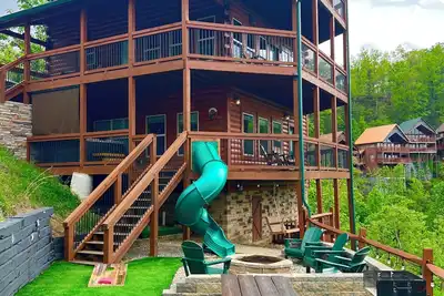 Image de Beautiful 3 story cabin very close to Dollywood.