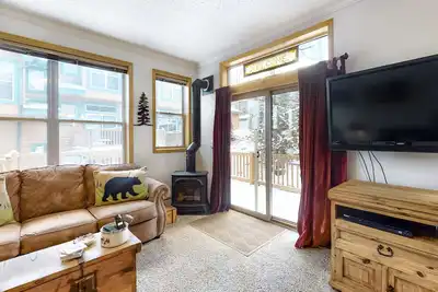 Image de Inviting townhome with private hot tub, gas fireplace & deck - near skiing