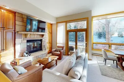 Image de Gore Creek Serenity: Stylish Condo with Large Windows w/ access to Grand Hyatt Amenities