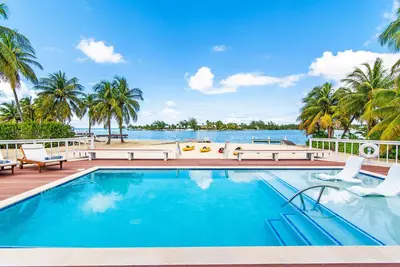 S'kai Fall: Newly Renovated Beach House w/Private Pool, Beachfront, Dock + Free Kayaks