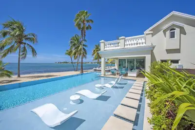 Image de Crystal Waters: Luxe Villa w/Private Pool, Dock and Barefoot Beach Lounge - Walk to The Kaibo!