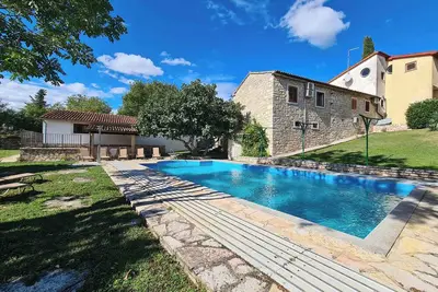 Image de Maison de vacances avec une piscine extérieure et une connexion Wi-Fi