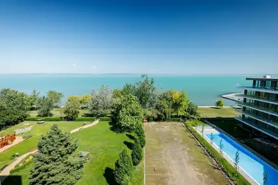 Image de Joli appartement pour 3 personnes avec bain à remous, climatisation, Wifi, Tv, balcon et parking