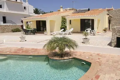Image de Peaceful 2 Bedroom w/ Private Pool + A/C + located near Cafe & Restaurants, WiFi