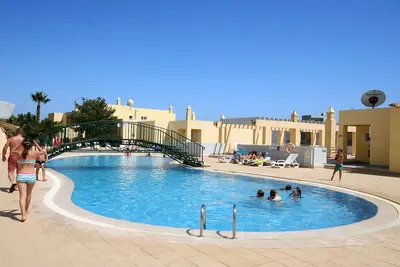 Image de Comfortable 2 Bedroom Apartment w/ Pool + Children Park + Near Beach & Town, WiFi