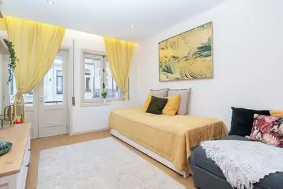 Image de Colorful Bright Flat w/ Balcony by HostWise