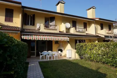 Image de Villa spacieuse avec jardin privé et piscine partagée