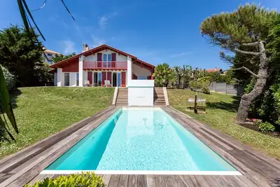 Image de Lagunak - Maison Basque 5 Chambres avec Piscine, plage à pied à Bidart - Barnes