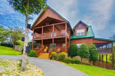 Image de GreatEscapeToTheSmokies: Movie Room, Hot Tub, Games, close to Attractions!