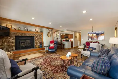 Image de Private Balcony w/ Mountain View, Close to Shuttle & Walk to Lakeside Village